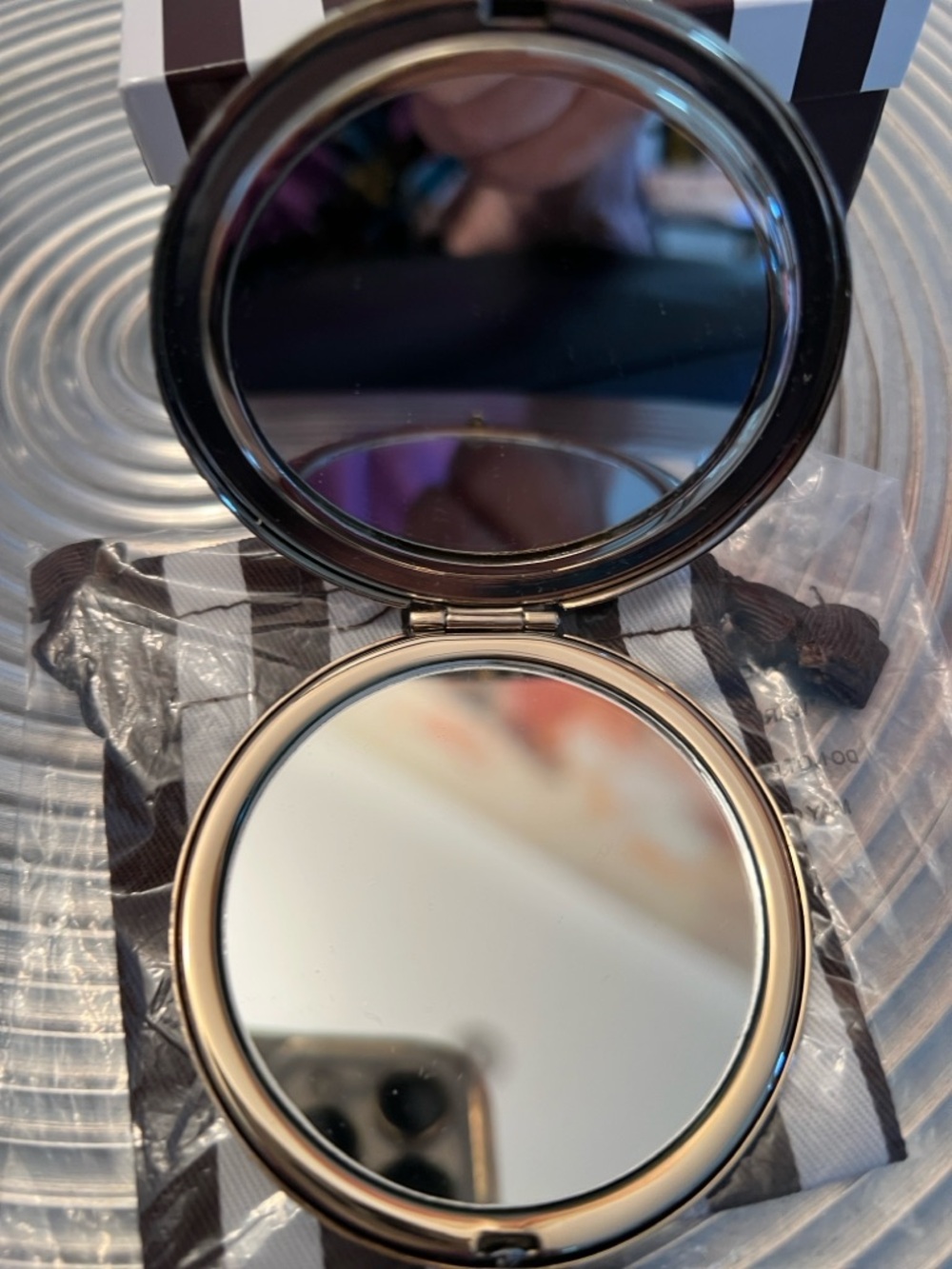 HENRI BENDEL NWOT SIGNATURE COMPACT MIRROR - Picture 3 of 8